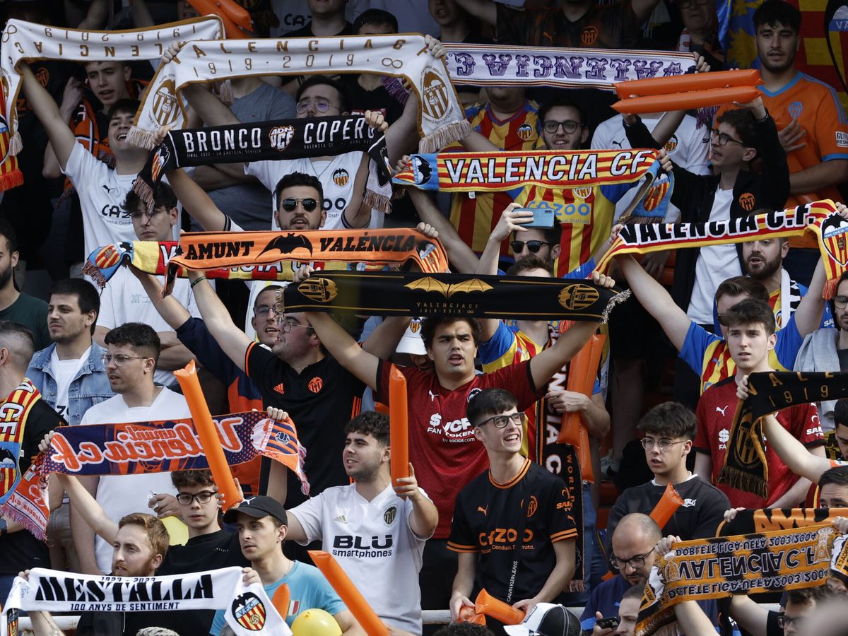 Foto: Aficionados del Valencia, durante el partido ante el Madrid. (EFE/Biel Aliño).