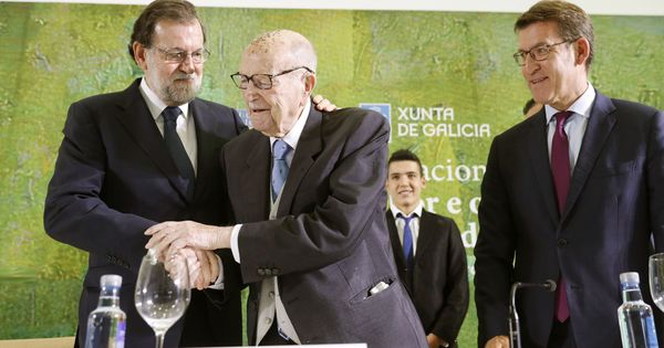 Foto: El jefe del Ejecutivo, Mariano Rajoy (i), abraza al primer presidente electo de la Xunta de Galicia, Xerardo Fernández Albor (c). (EFE)