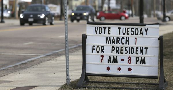 Foto: Vista de un cartel a la entrada de un colegio electoral en EEUU. (EFE) 