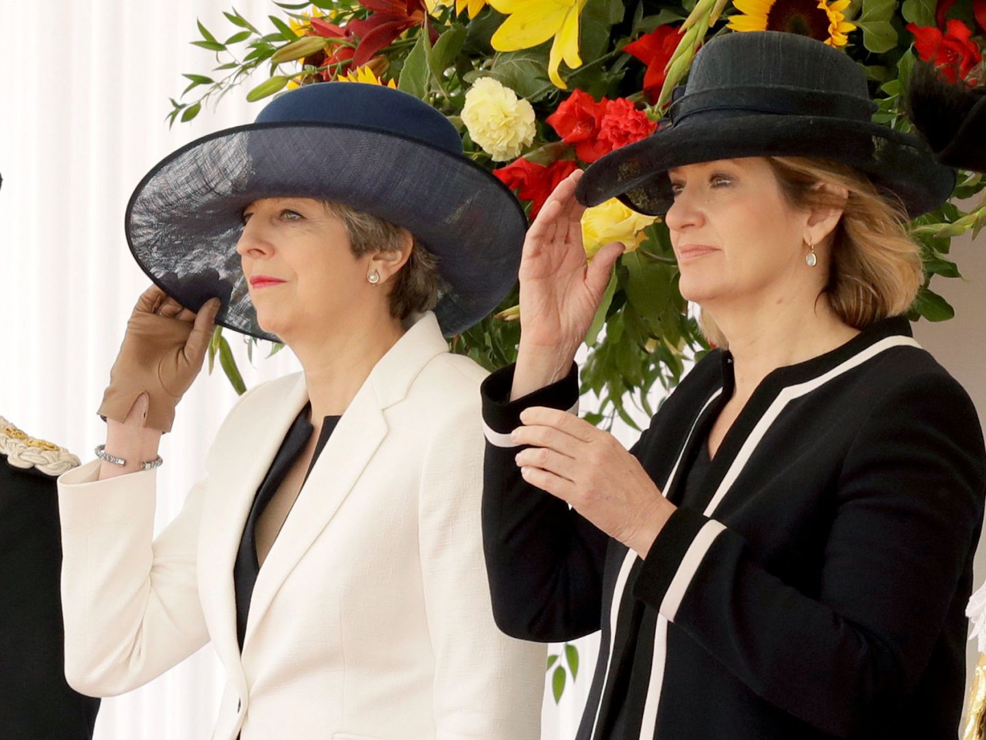 La primera ministra británica Theresa May y la entonces secretaria de Interior Amber Rudd en una foto de archivo, en julio de 2017. (Reuters)
