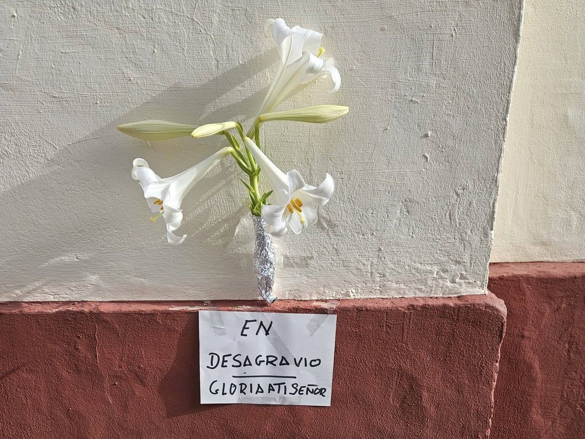 Foto: Sevilla deja flores en la Basílica del Cachorro después de que aficionados orinasen sobre ella en la final de la Copa del Rey (X/@machacadetriana)