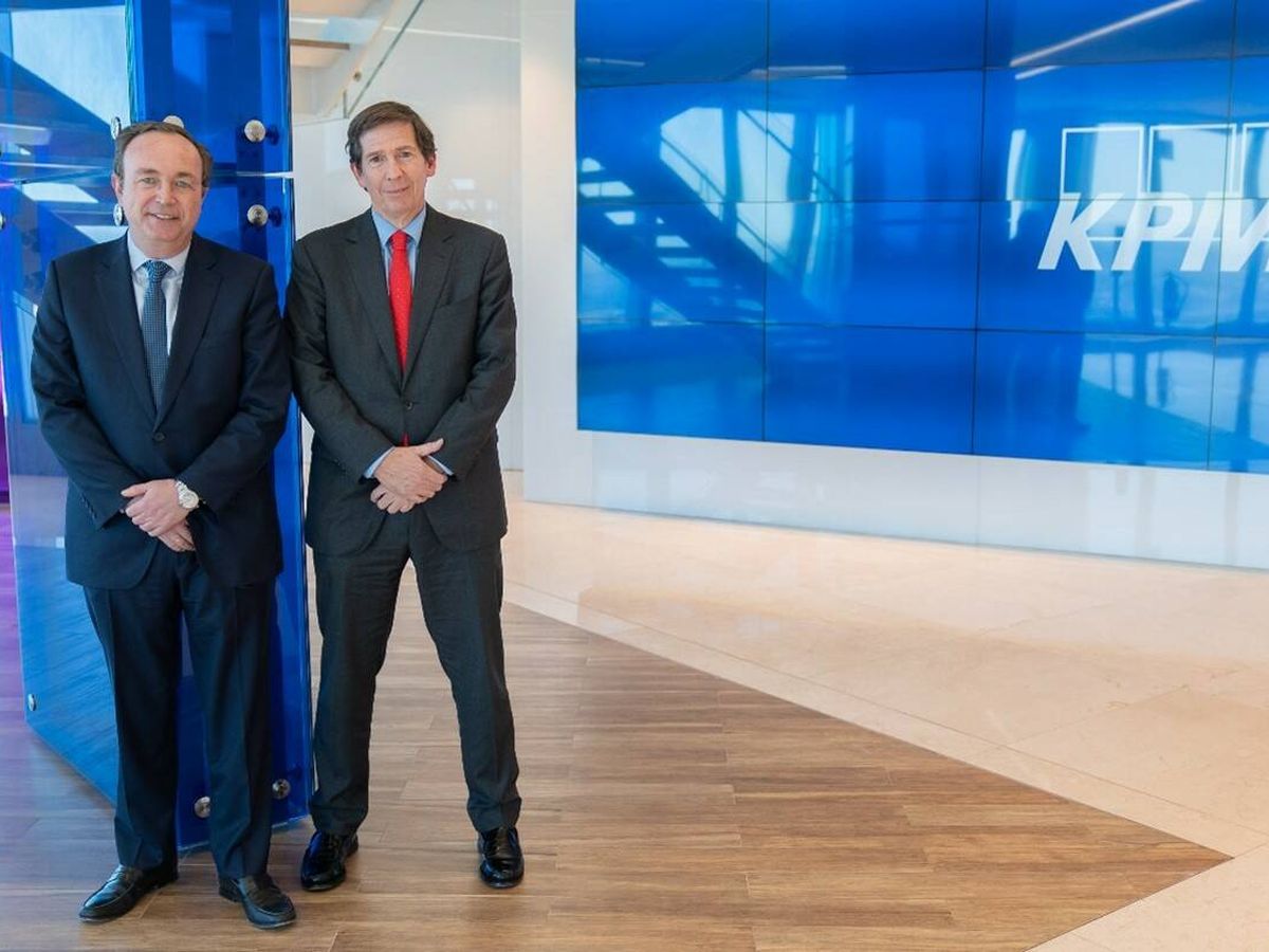 Foto: Alberto Estrelles (i), socio director de KPMG Abogados, y Jorge León (d), nuevo socio de la firma. (Cedida)