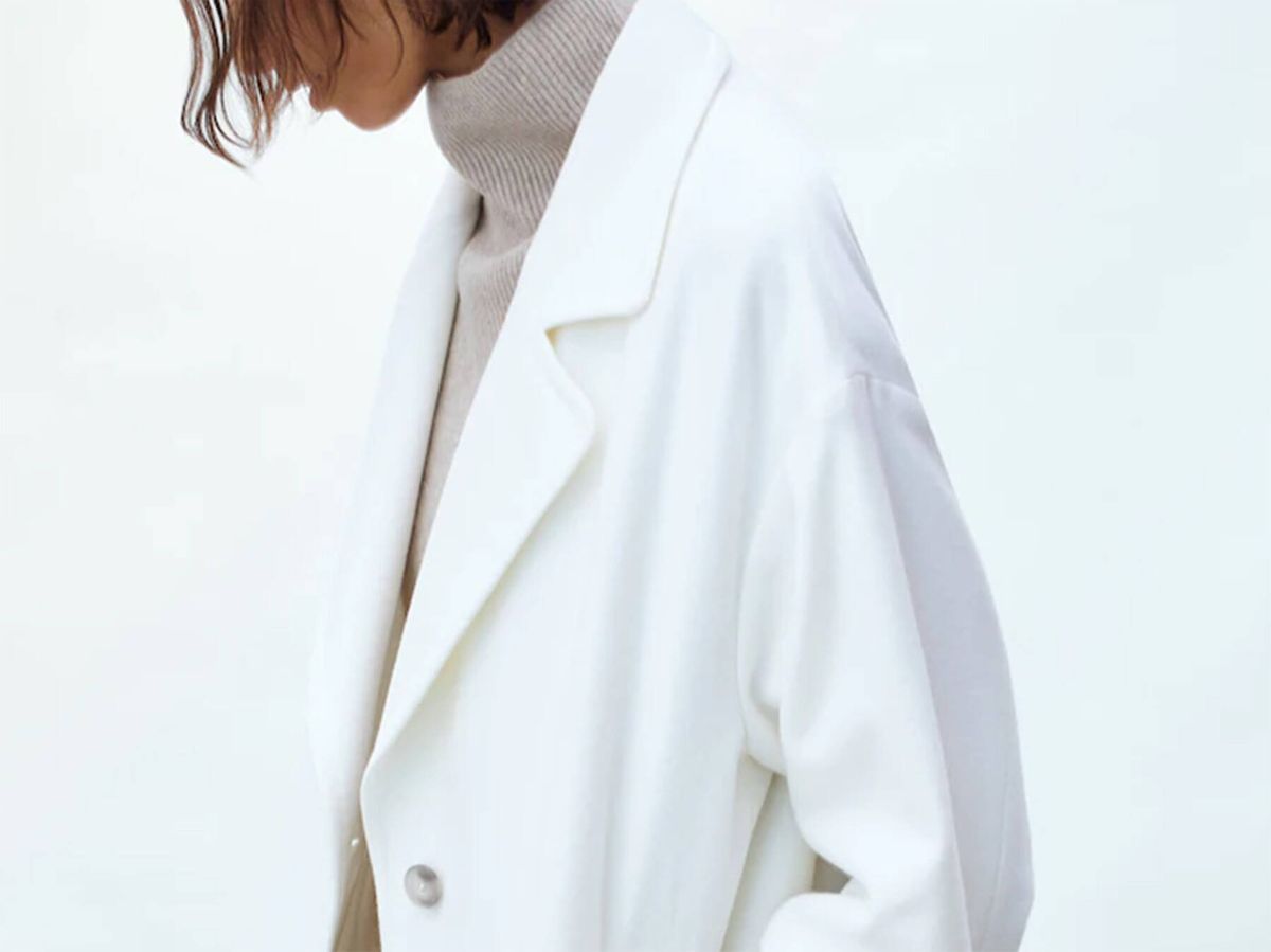 Foto: El abrigo blanco de Massimo Dutti para looks elegantes y con estilo. (Cortesía)