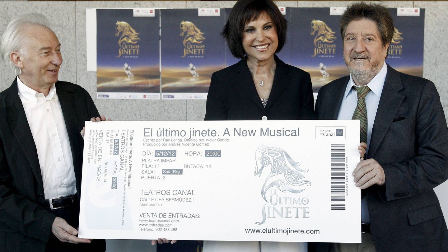 Con Albert Boadella y Concha García Campoy, promocionando el musical 'El último jinete', del que fue productor. (EFE)