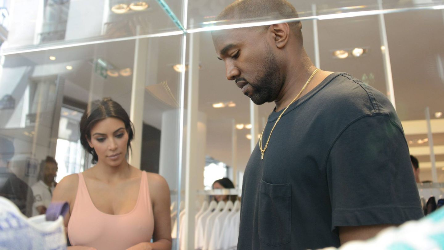 Kim Kardashian y Kanye West en Colette.  (Cordon Press)