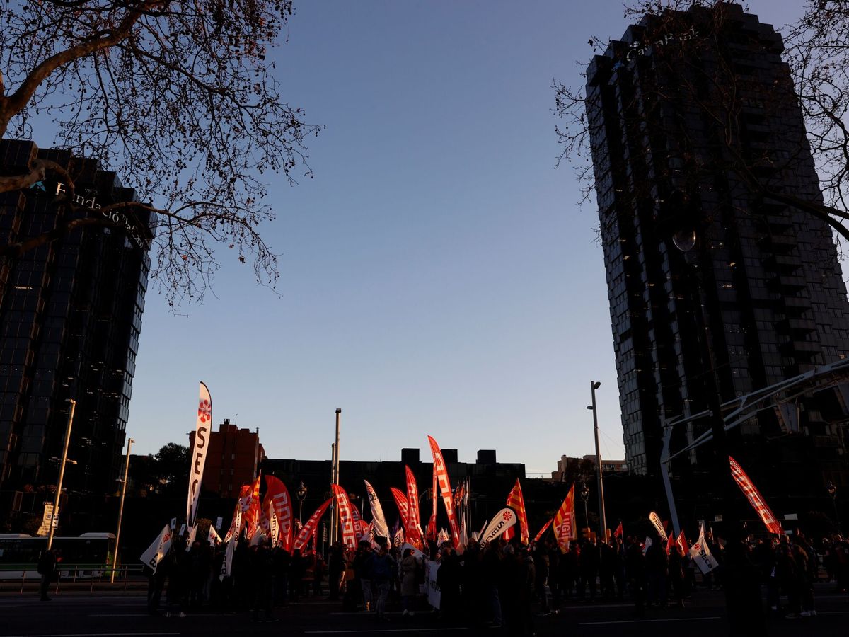 Foto: Protestas de los trabajadores de Caixabank por el ERE de 2022. Foto: Toni Albir (EFE)