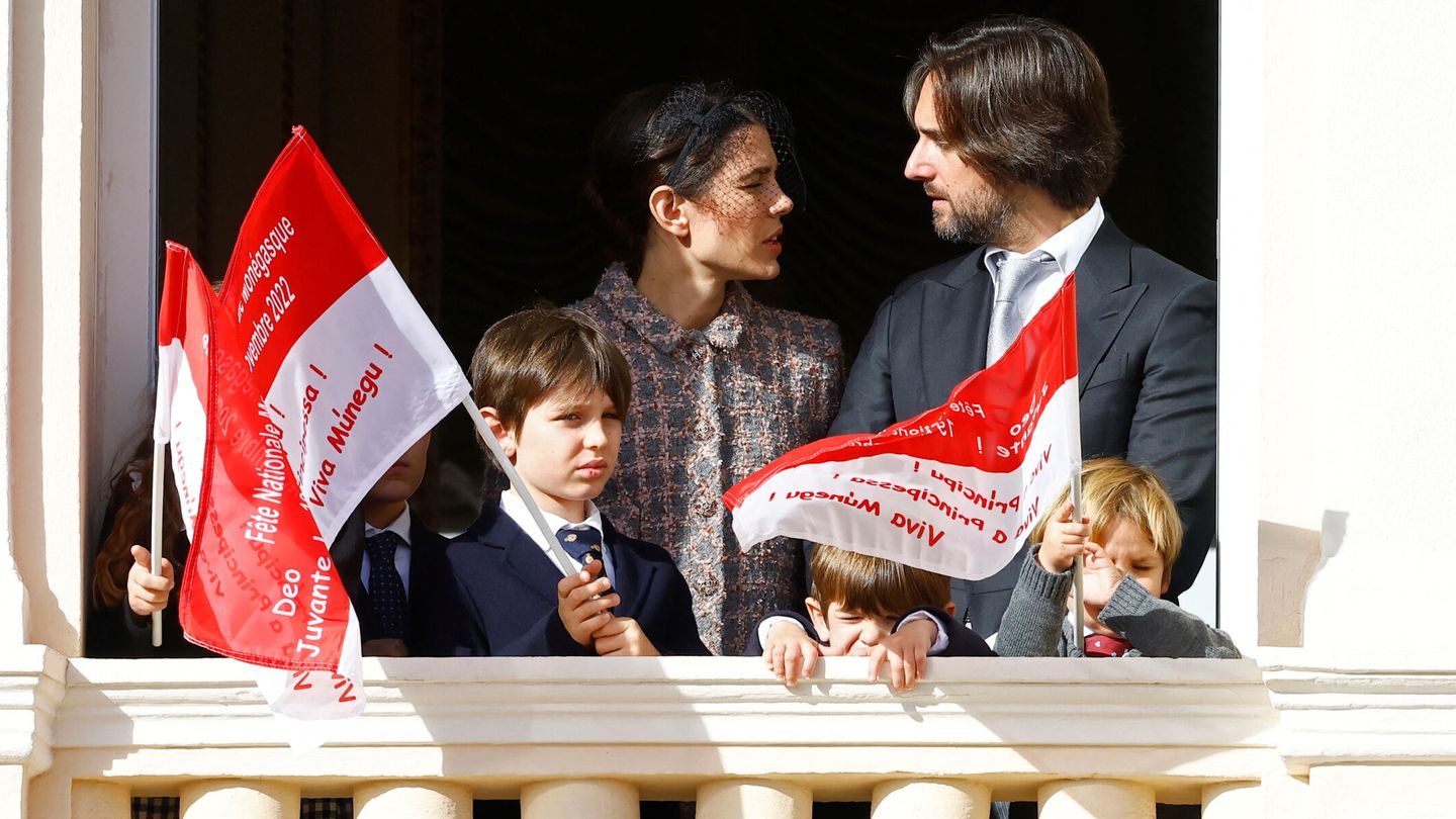 Carlota Casiraghi, con Dimitri Rassam y sus hijos. (Reuters/Eric Gaillard)