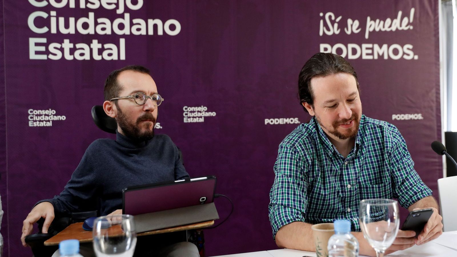 Foto: El líder de Podemos Pablo Iglesias, y Pablo Echenique, secretario de organización de Podemos, en un Consejo Ciudadano Estatal de Podemos. (EFE)