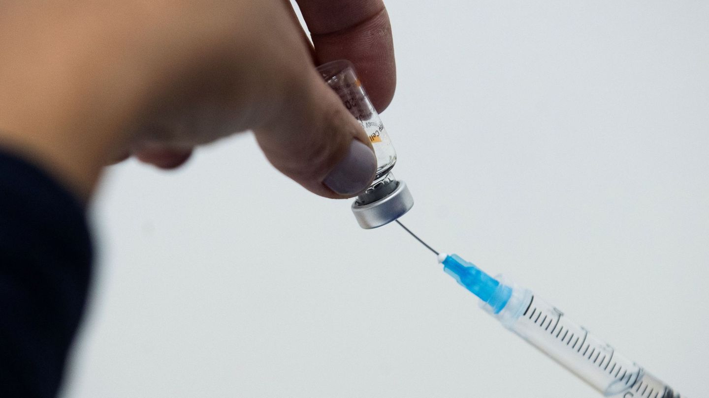 Un sanitario prepara una dosis de vacuna contra el covid-19. (EFE)