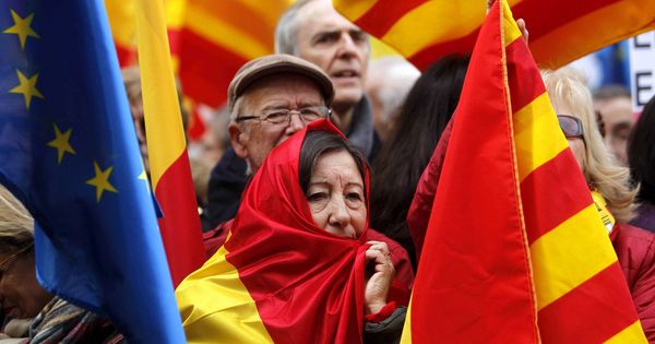 Foto: Miles de personas se concentran en Barcelona contra la independencia el pasado 31 de enero convocadas por Sociedad Civil Catalana. (EFE)