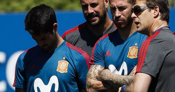 Foto: Lopetegui da instrucciones a Sergio Ramos e Isco durante un entrenamiento de la selección. (Efe)