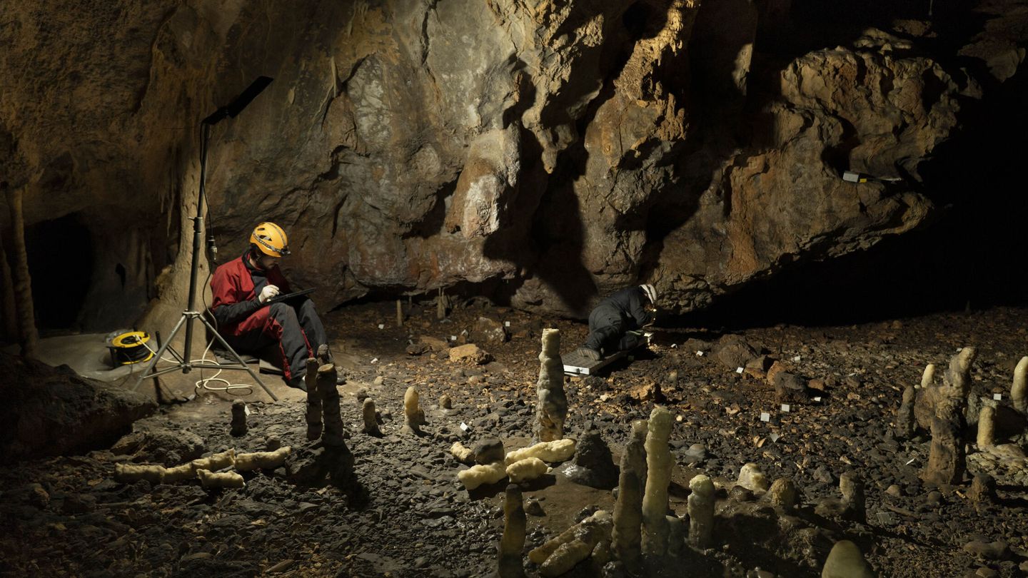 Cueva con restos paleolíticos. (EFE)