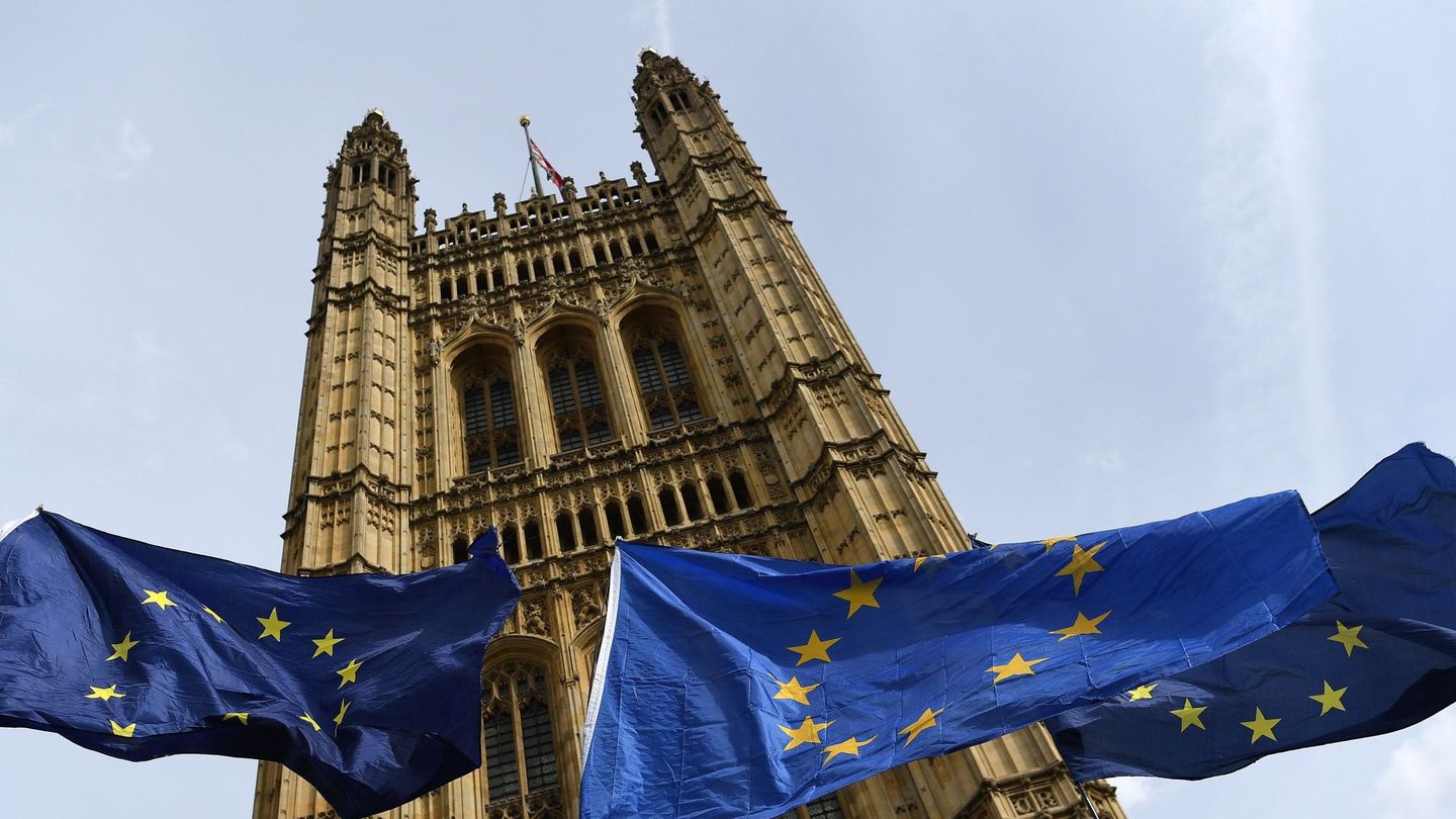 Banderas de la Unión Europea ondean junto al Parlamento británico. (Reuters)