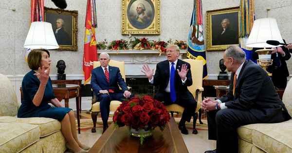 Foto: Nancy Pelosi habla con el vicepresidente Mike Pence y el presidente Trump en el Despacho Oval. (Reuters)