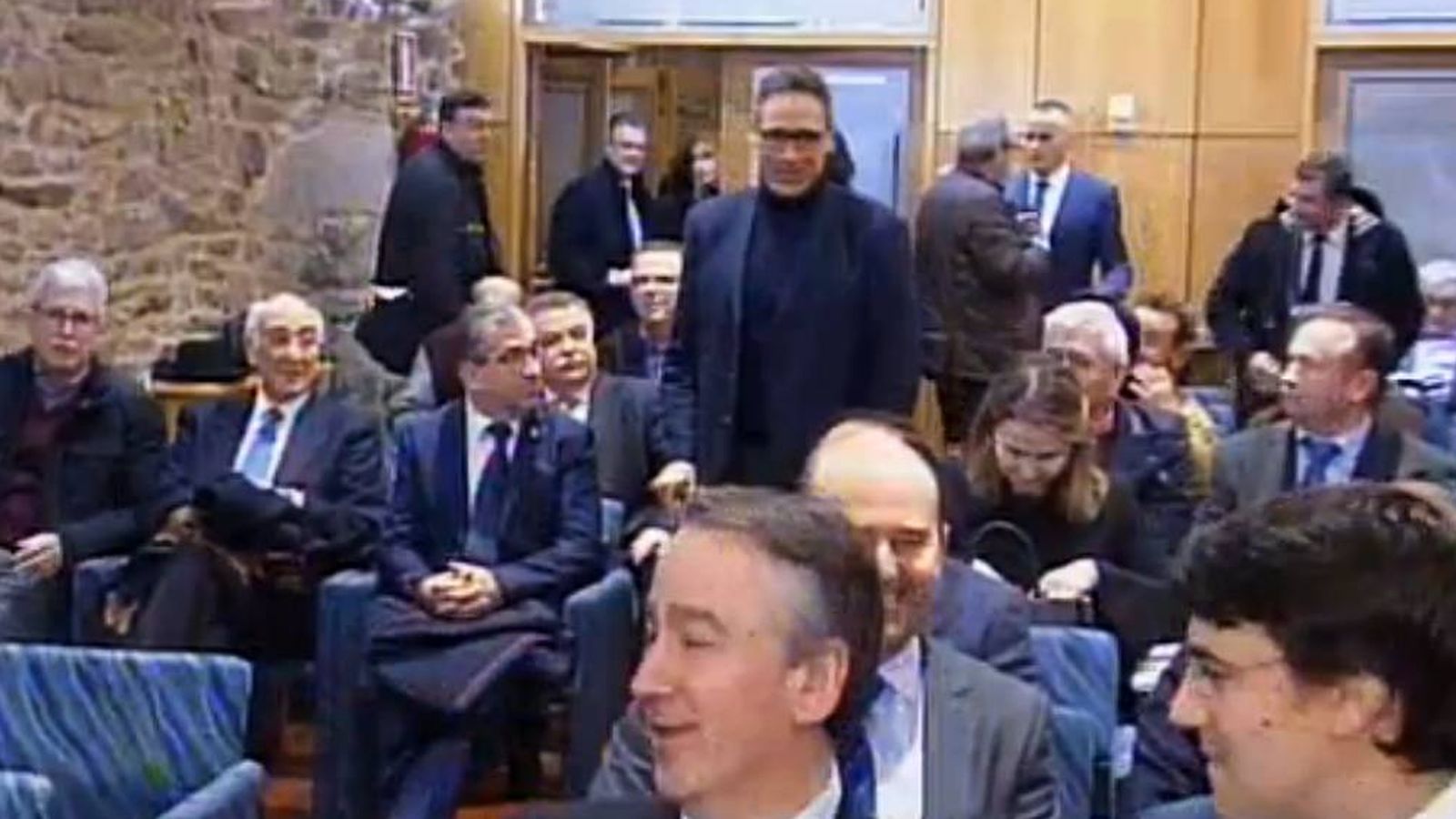 Foto: Captura de la llegada de Antón Arias (de pie) a la reunión de la Confederación de Empresarios de Galicia. (crtvg.es)