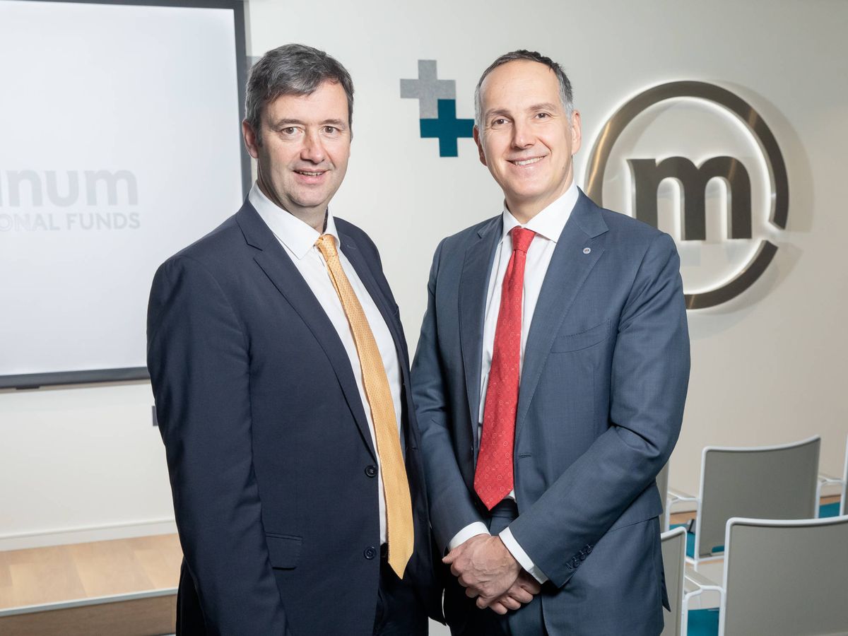 Foto: Michael D'Arcy, ministro de Finanzas de Irlanda, y Furio Pietribiasi, CEO de Mediolanum International Funds.
