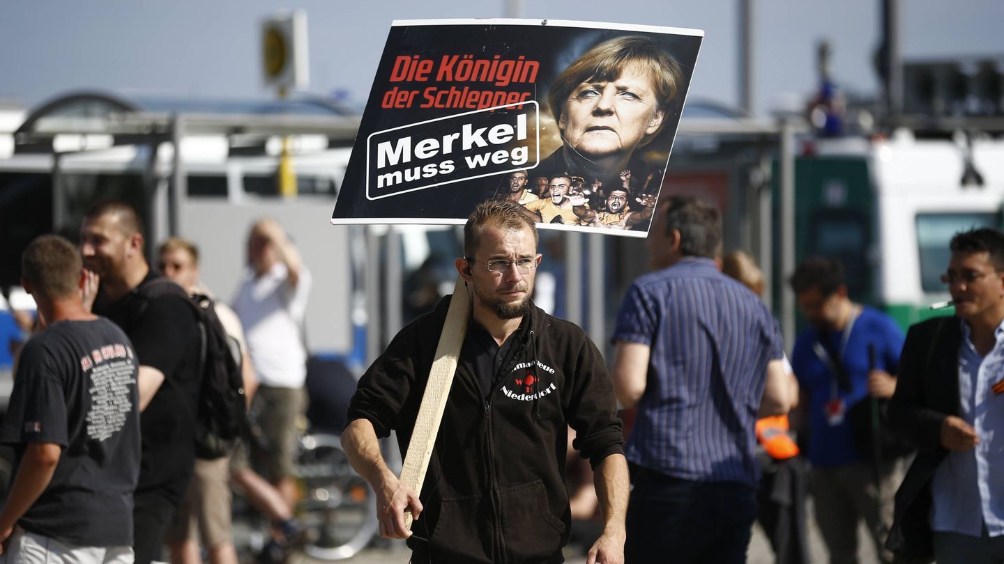 Un participante en una manifestación en contra de la política de asilo de Merkel, en Berlín, el 30 de julio de 2016. (Reuters)