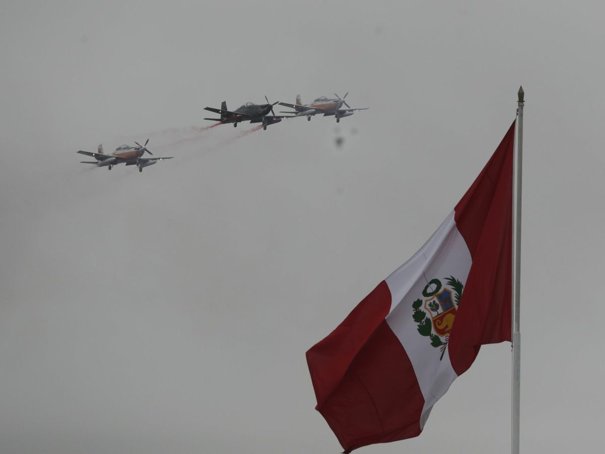 Foto: Aviones sobrevolando la bandera de Perú. (EFE)
