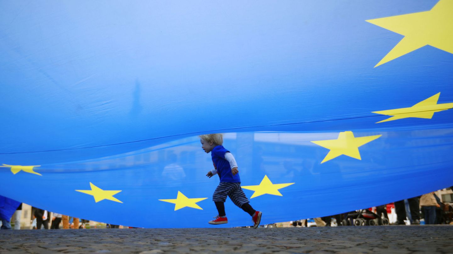 Un niño corre bajo una bandera europea durante una manifestación en Berlín. (Reuters)