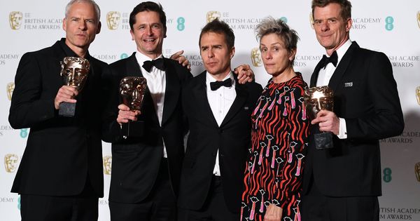Foto: Martin McDonagh, Peter Czernin, Sam Rockwell, Graham Broadbent y Frances McDormand, tras recibir sus premios por 'Tres anuncios en las afueras'. (EFE)