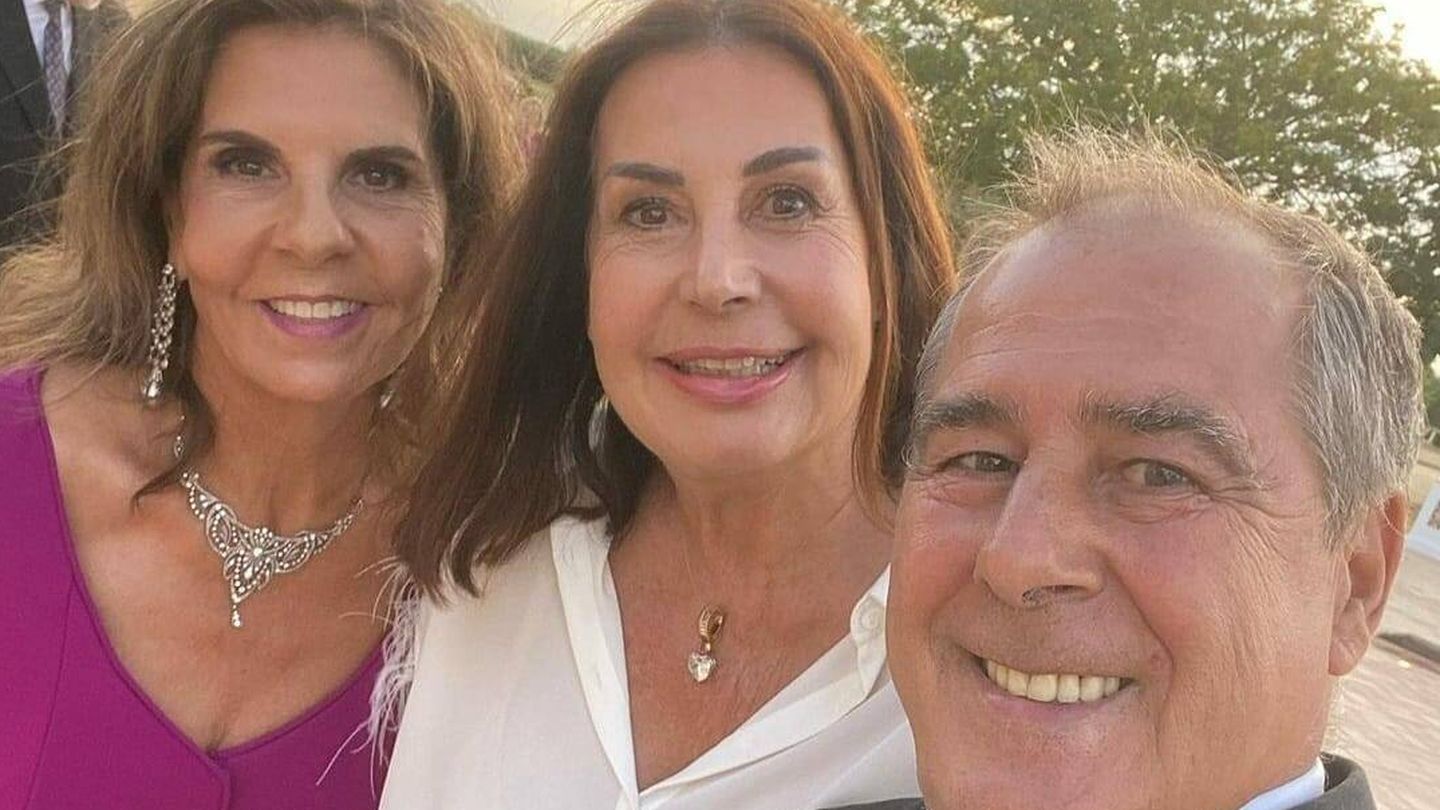 Carmen Martínez-Bordiú con José Miguel y Blanca Martínez de Albornoz. (Redes sociales/@jmcarrillodealbornoz)