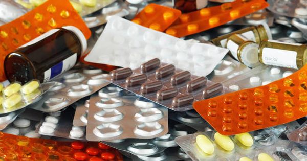 Foto: Varios medicamentos en una farmacia 