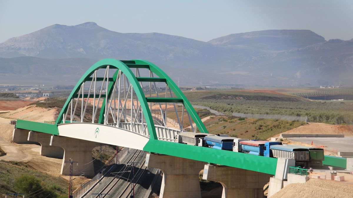 La construcción andaluza se encomienda a la nueva Ley del Suelo y al corredor ferroviario