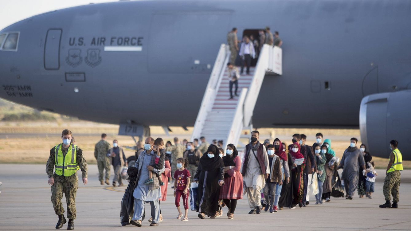 Foto: Llegada de evacuados afganos a Rota. (Fernando Ruso)