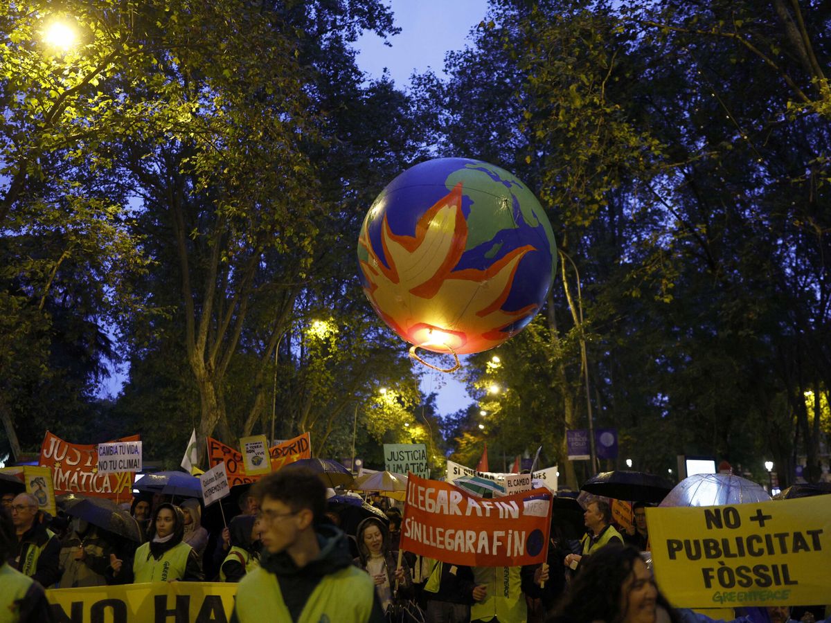 Foto: Jóvenes se manifiestan en Madrid en una 'acción global' ante el cambio climático. (EFE/Rodrigo Jiménez)