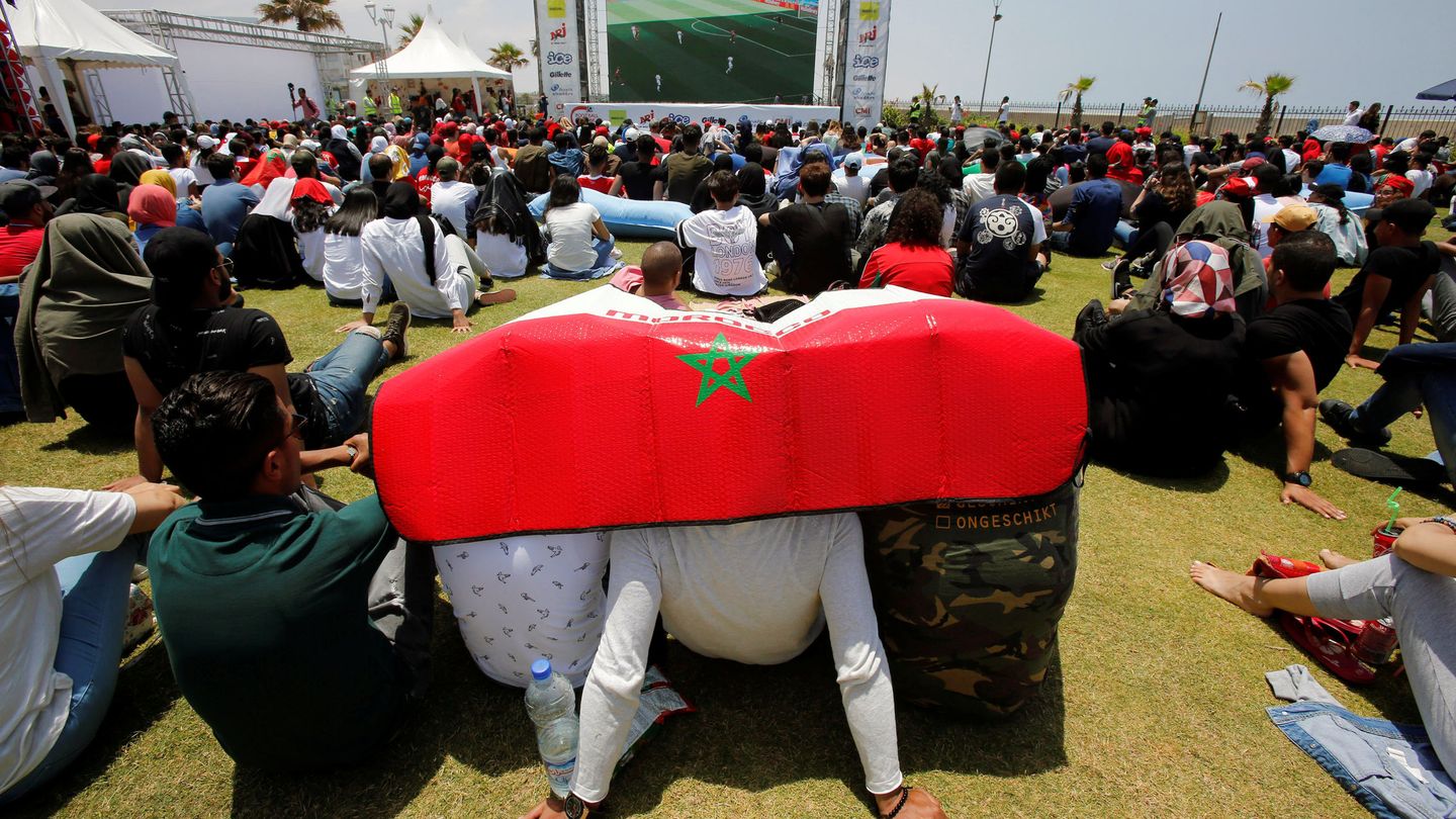 Aficionados de Marruecos, donde el fútbol es una gran pasión, observan un partido de su selección contra Portugal durante el Mundial de Rusia, en una calle de Casablanca, el 20 de junio de 2018. (Reuters)