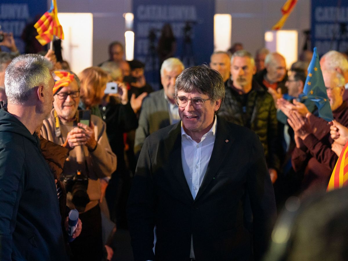 Foto: Carles Puigdemont en un acto electoral en Francia. (EFE/David Borrat)