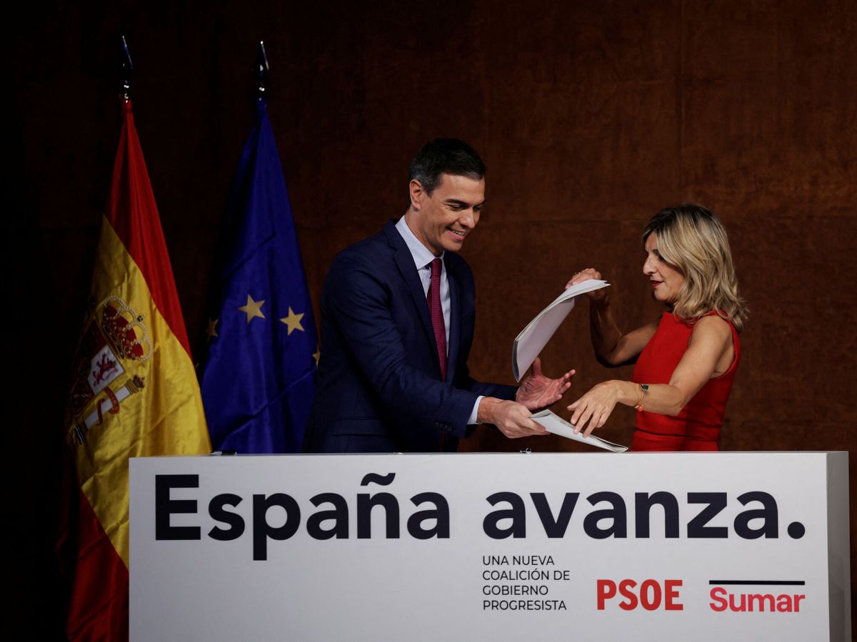 Foto: El presidente del Gobierno, Pedro Sánchez, con la vicepresidenta segunda, Yolanda Díaz. (Reuters/Susana Vera) 