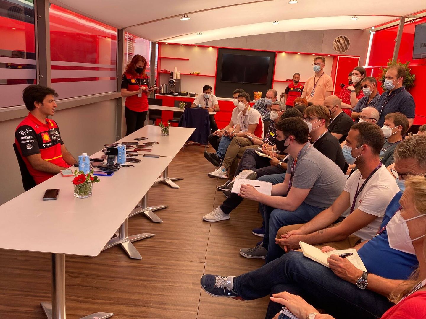 Carlos Sainz se enfrenta a los medios antes del GP de España. (Javier Rubio)