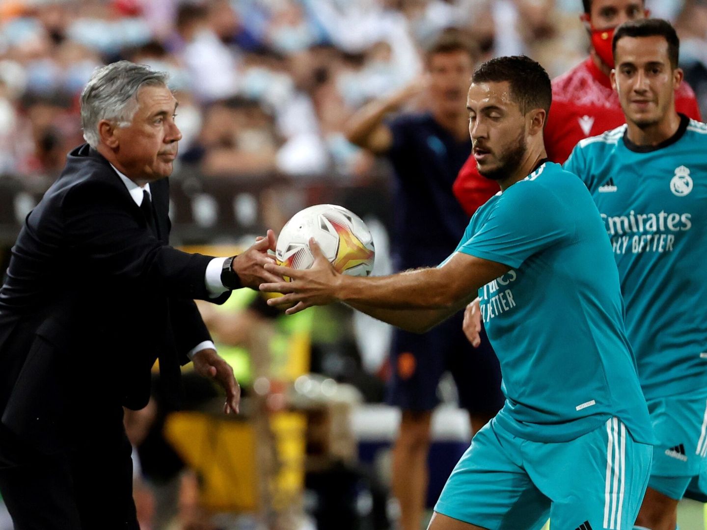 Ancelotti y Hazard durante un partido del Real Madrid. (EFE)