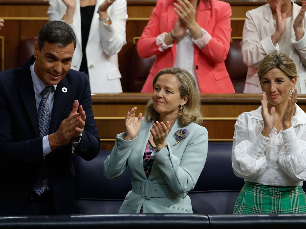 Foto: El presidente del Gobierno, Pedro Sánchez (i), la vicepresidenta primera, Nadia Calviño (c), y la vicepresidenta segunda, Yolanda Díaz. (EFE/Mariscal)