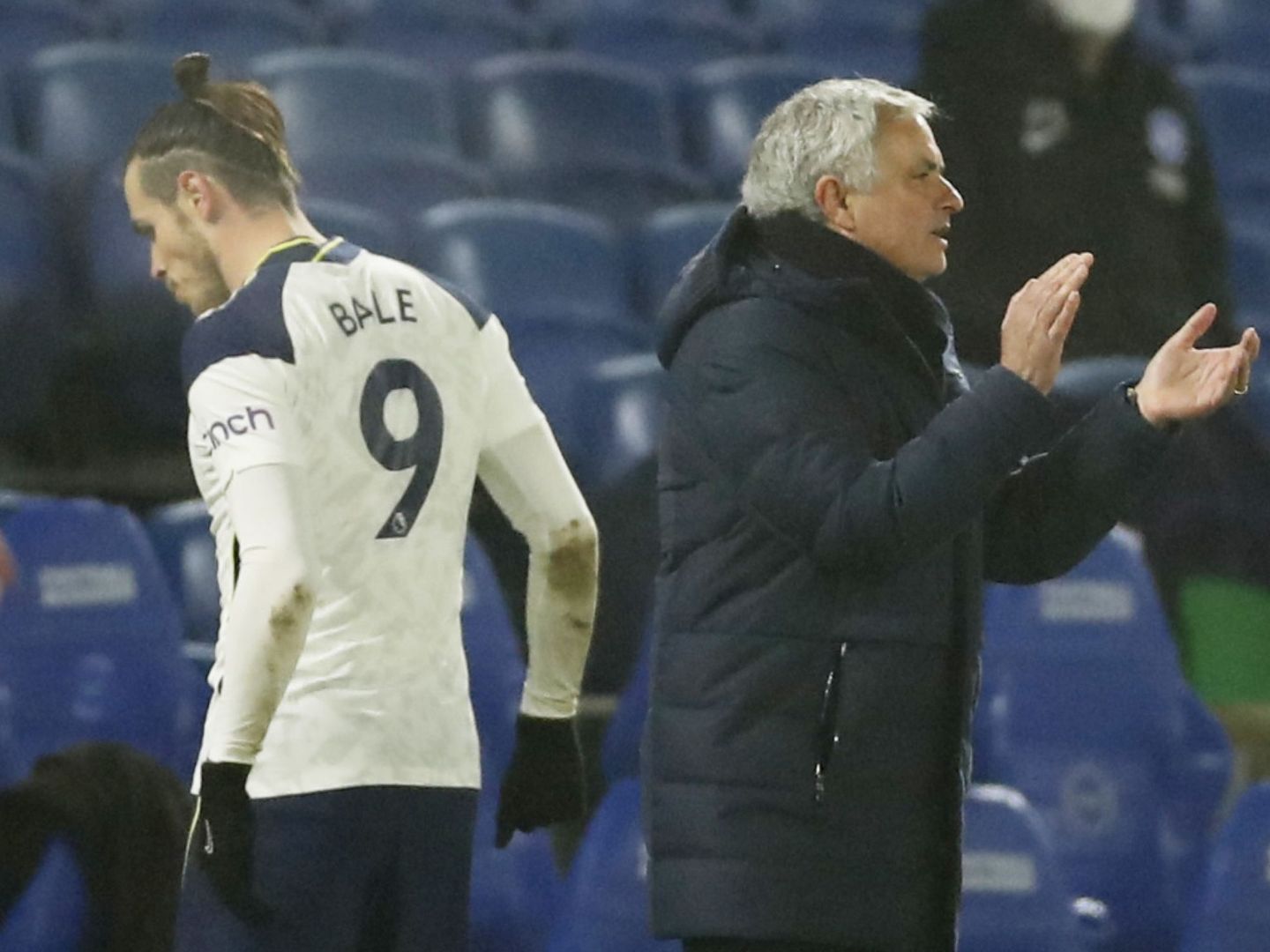 Bale es sustituido en un encuentro. (Reuters)