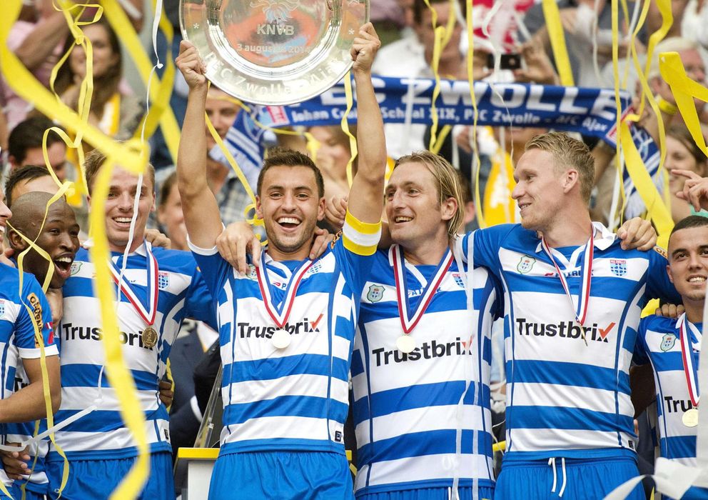 Foto: Los jugadores del PEC Zwolle levantan el título de campeones de la Supercopa de los Países Bajos.