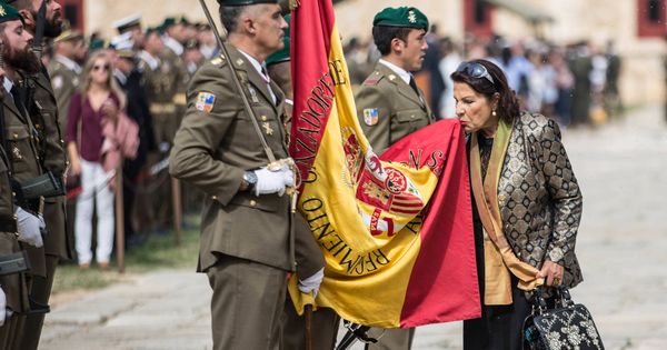 Foto: Una mujer jura la bandera española en el castillo de San Fernando (Figueres). (D.B.)