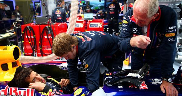Foto: Ricciardo (i) habla con Helmut Marko. (Getty)