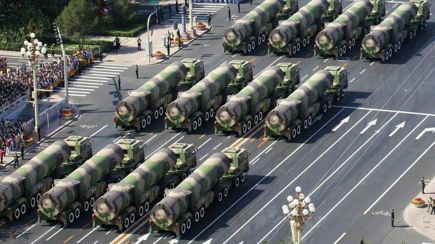 Desfile de plataformas móviles del misil nuclear DF-31