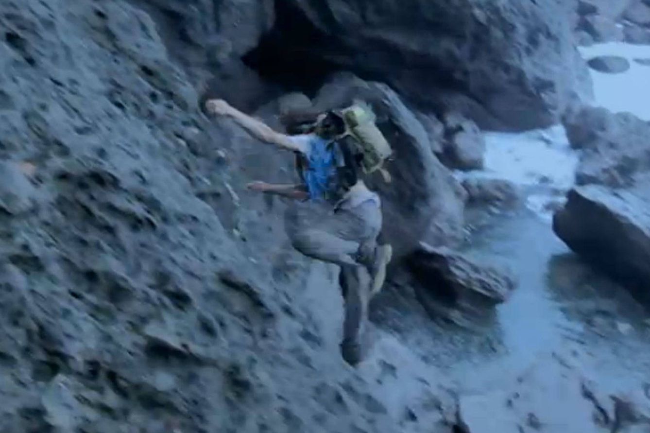 Momento en el que Patrick se cayó por el acantilado en 'The Island'.