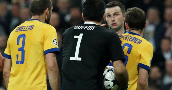 Foto: Los italianos increpan al árbitro. (Reuters) 