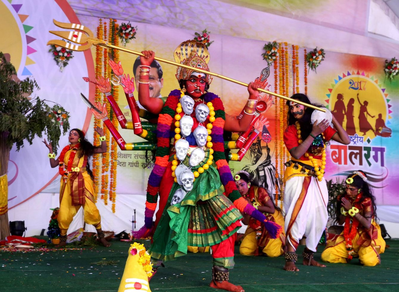 Estudiantes de Pondicherry participan en la sesión inaugural del Balrang Festival 2017 en Bhopal, India. (EFE)