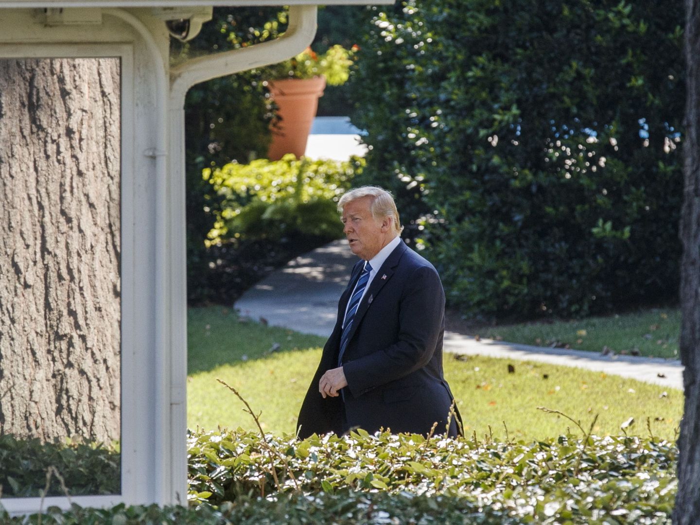 El presidente de los Estados Unidos, Donald Trump, sale de la oficina oval para abordar el Marine One. (EFE)