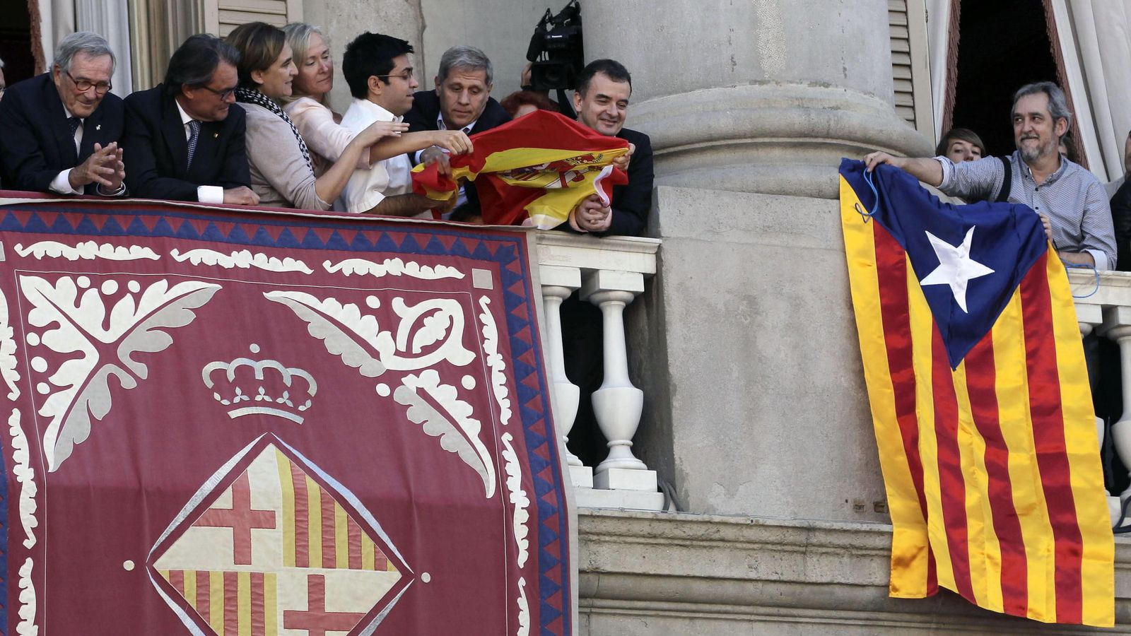 Foto: Colau, en el rifirrafe de banderas entre ERC y PP en el balcón del Ayuntamiento de Barcelona. (EFE)