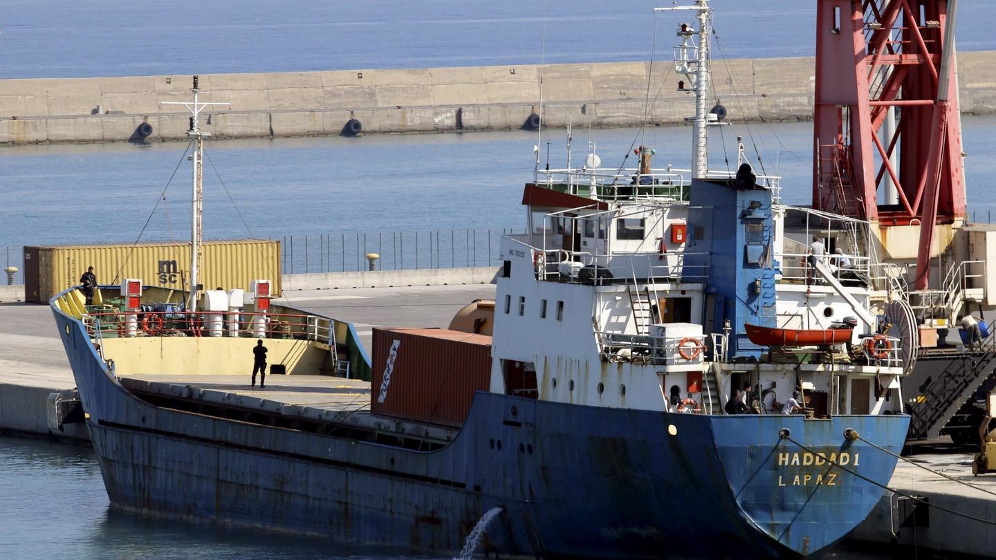 El 'Haddad 1', retenido por los guardacostas griegos en el puerto de Heraclión, en Creta, el 2 de septiembre de 2015. (Reuters)