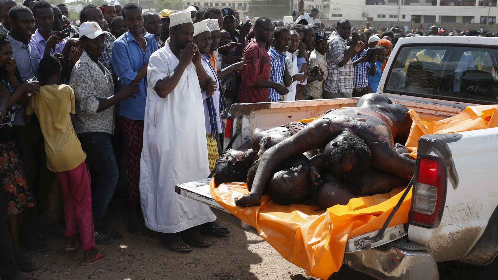 Foto: Los cuerpos de varios de los 148 asesinados en la Universidad de Garissa. (Reuters)