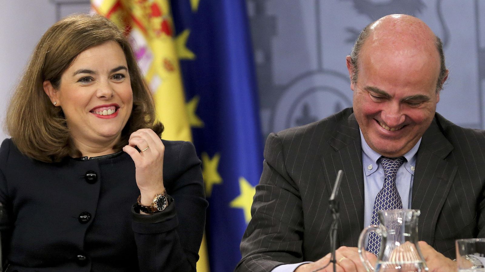 Foto: La vicepresidenta del Gobierno, Soraya Sáenz de Santamaría, junto al ministro de Economía, Luis de Guindos (Fotografía: Efe).