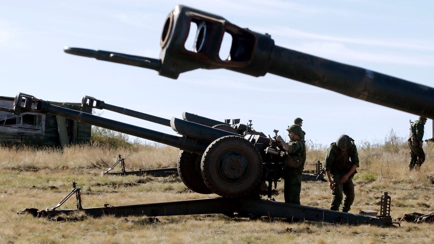 Soldados apuntalan los obuses D-30 de 122 mm durante unas maniobras militares. (EFE/Alexander Ermochenko)
