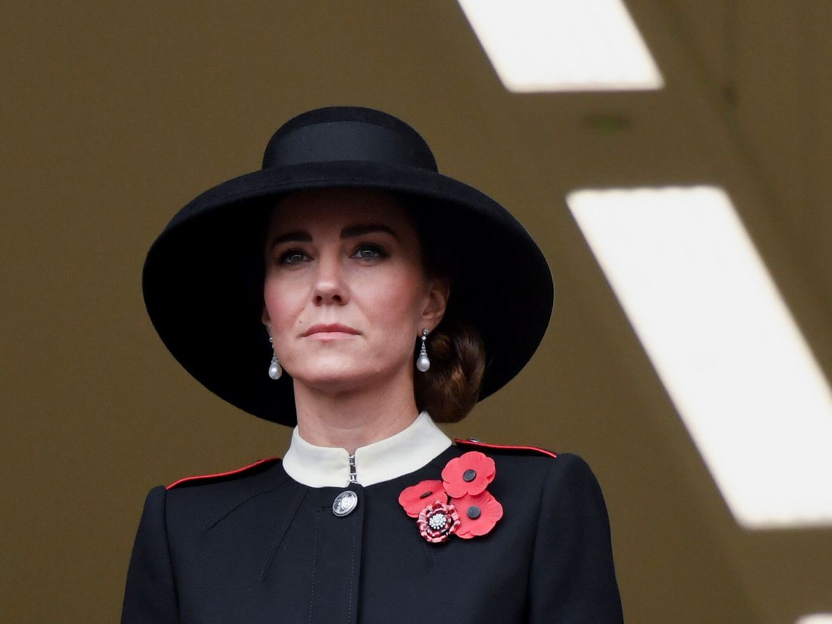 La duquesa de Cambridge, perfecta la reina: look militar